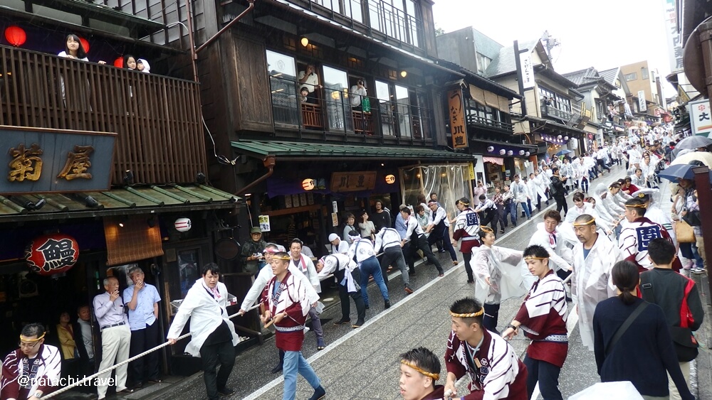 千葉成田祇園祭是全町都動起來的活動，全村人齊心協力將山車拉上表參道