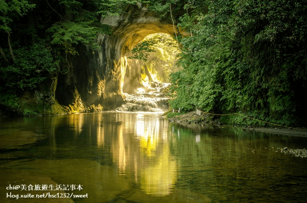 千葉濃溝瀑布因陽光照射形成獨特的愛心倒影